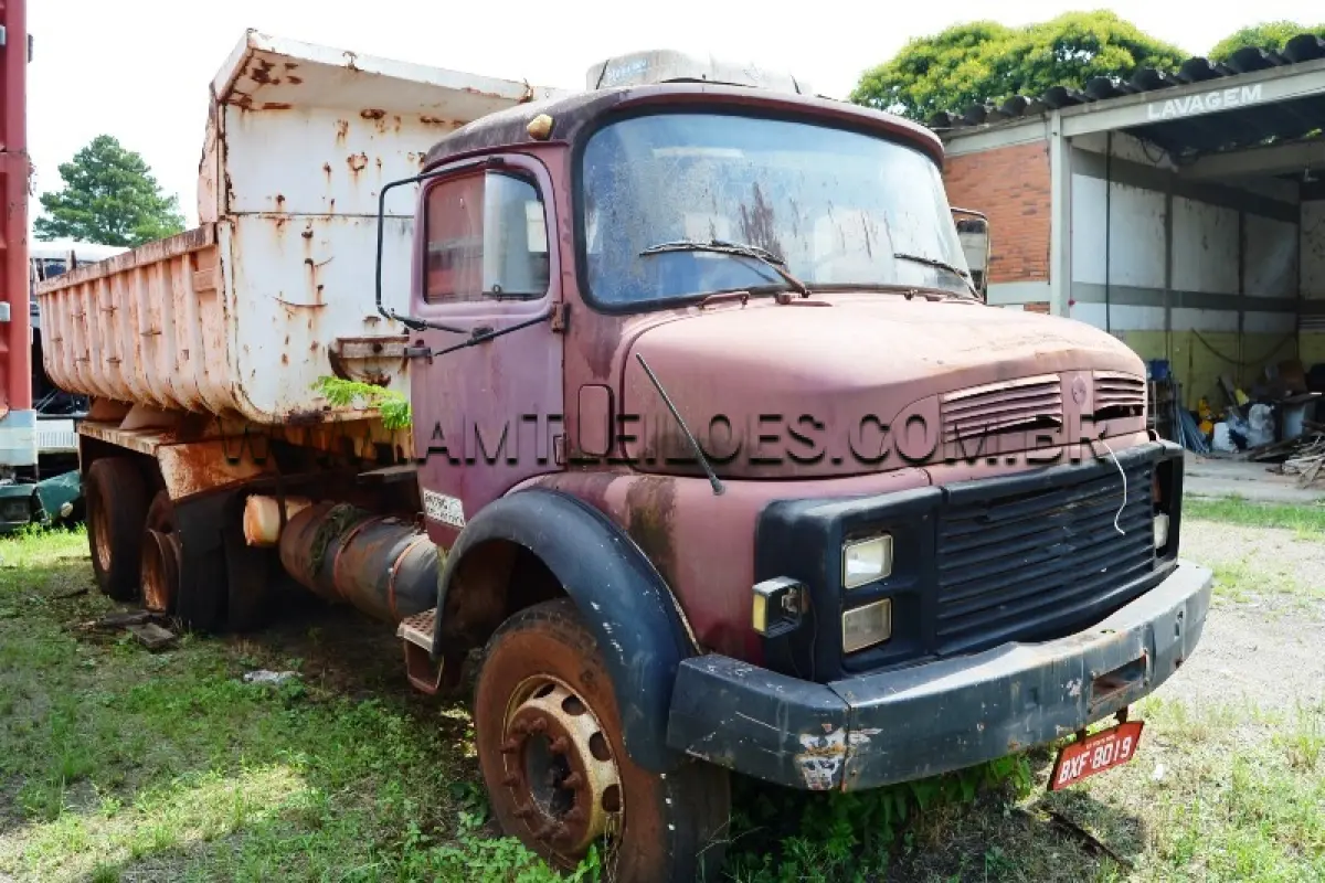 LOTE 015 - Espécie: CAMINHAO / Marca: M.BENZ / Modelo: L 1313 / Placa: BXF8019 / Ano fabricação: 1980 / Ano modelo: 1980 / Cor: VERMELHA / Chassi: 34500312525994 / Motor: 34499110649955 / Renavam: 389697087