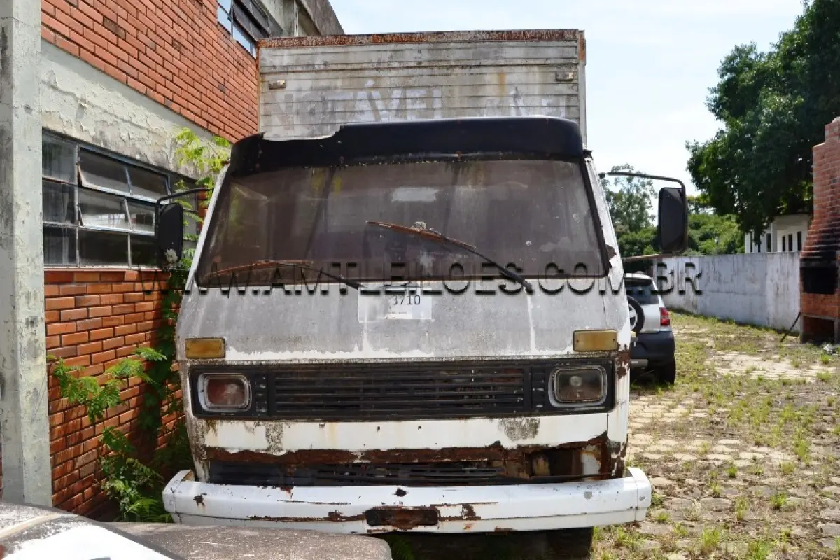 LOTE 014 - SUCATA: Espécie: CARGA / Marca: VW / Modelo: 6.90 S / Placa: LYJ3710 / Ano fabricação: 1985 / Ano modelo: 1985 / Cor: BRANCA / Chassi: V022633 / Renavam: 555891178