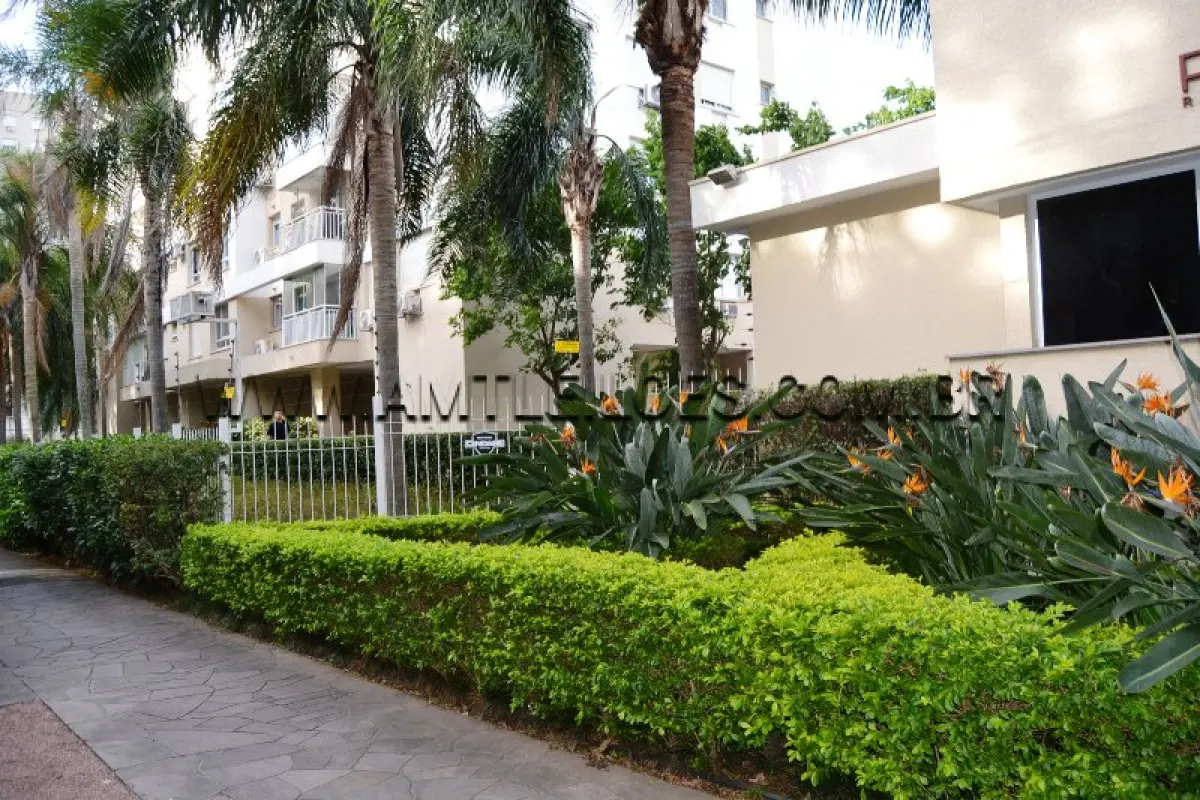 LOTE 002 - Um Apartamento Urbano, com área de 83,85m², na Rua Mauro Guedes de Oliveira, nº 131, Ap 1202 Torre A, Box 143 e 144, ambos com 10,58m², bairro Jardim Lindóia, Condomínio Punto Riserva, Lindóia, Porto Alegre/RS,  CRI 4ª Zona sob matrícula 158.297, 158.487 e 158.488.