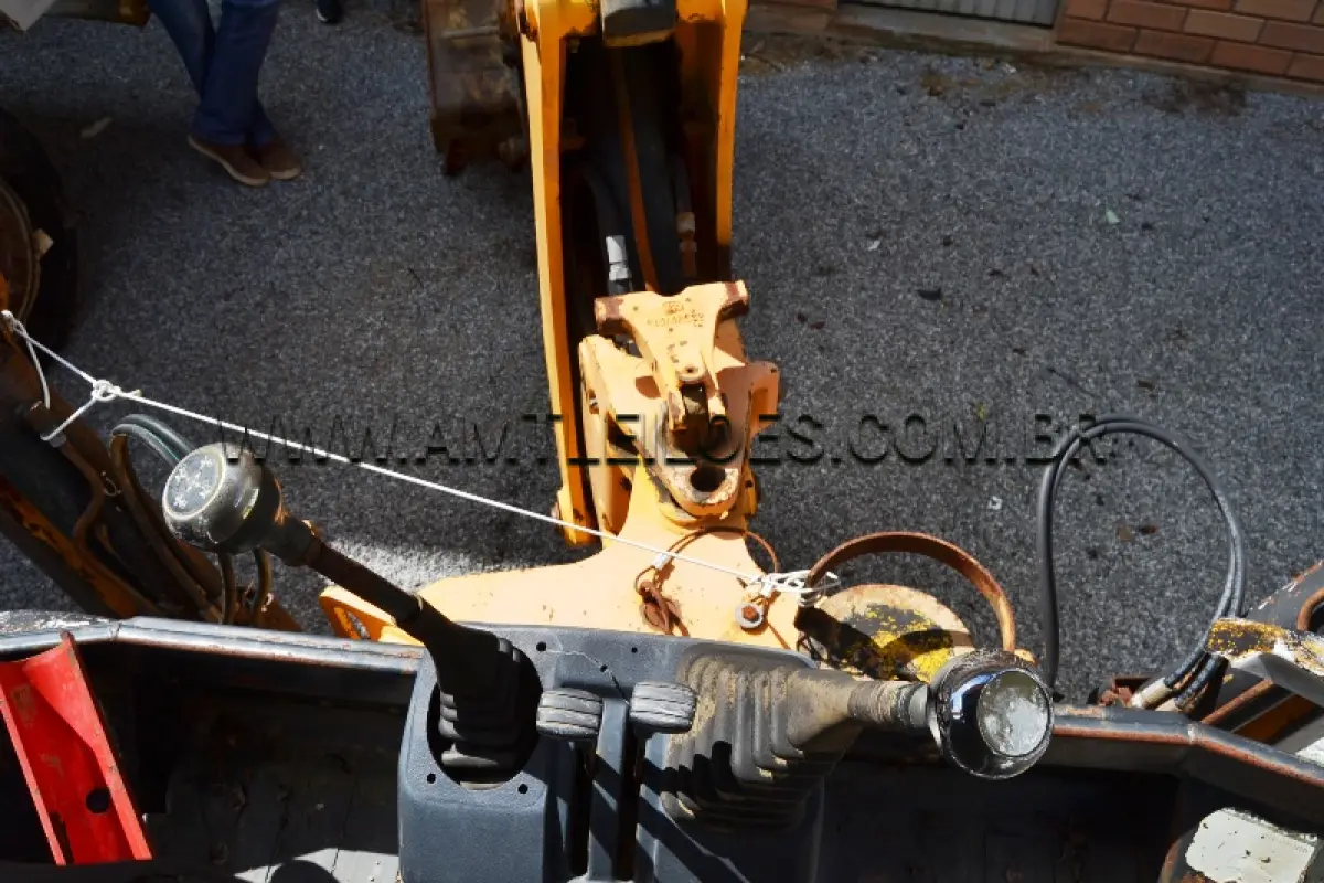 LOTE 010 - MARCA/MODELO: RETROESCAVADEIRA / JCB