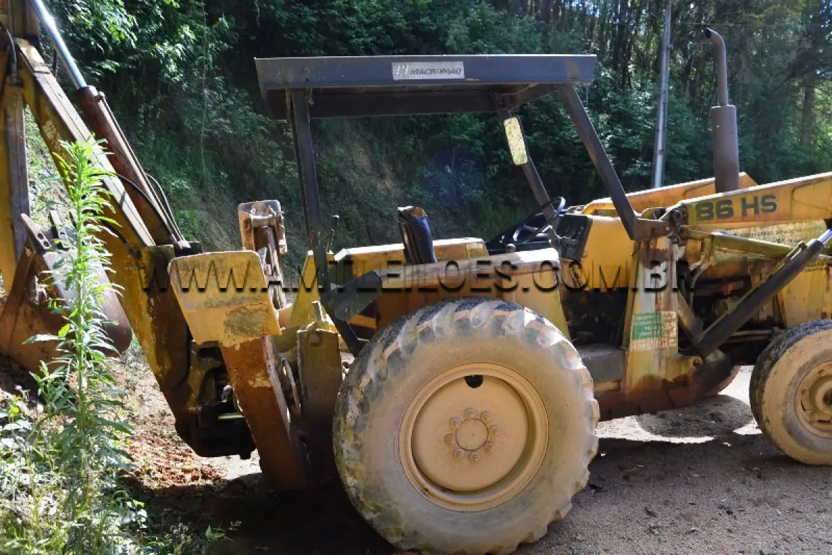 LOTE 009 - MARCA/MODELO: RETROESCAVADEIRA MASSEY FERGUSON / 86HS - Ano: 1990
