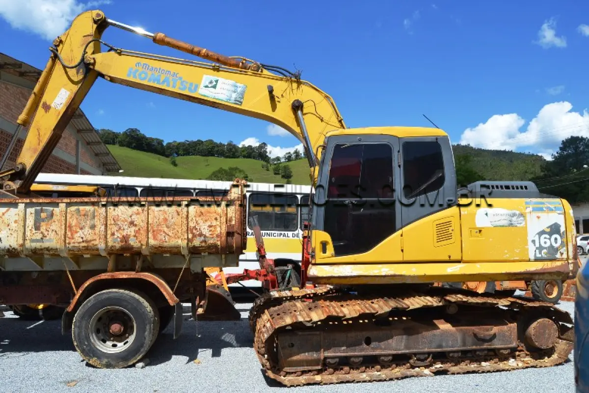 LOTE 008 - MARCA/MODELO: ESCAVADEIRA / KOMATSU - Ano: 2010