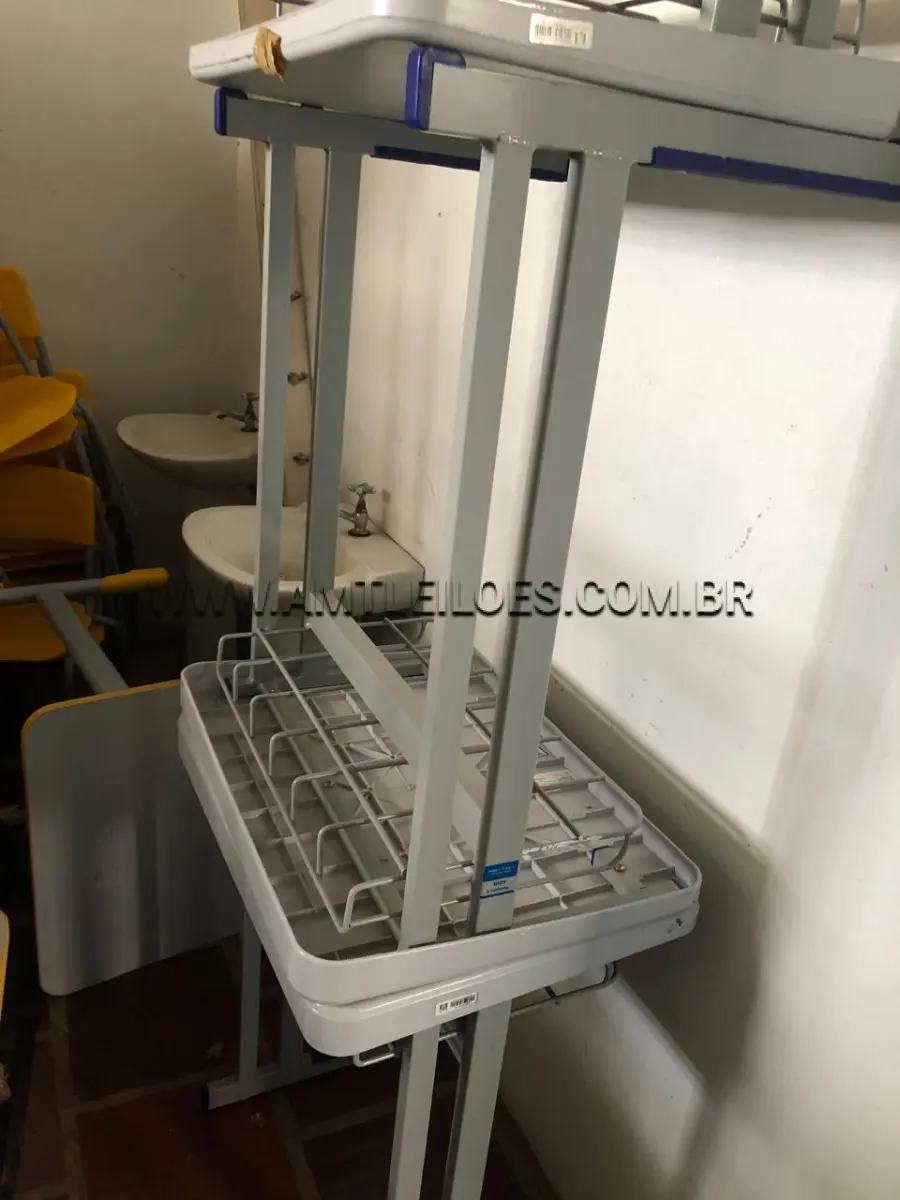 LOTE 001 - SUCATAS DE CLASSES E CADEIRAS ESCOLARES, BALCÃO, BEBEDOURO, ARQUIVO.
