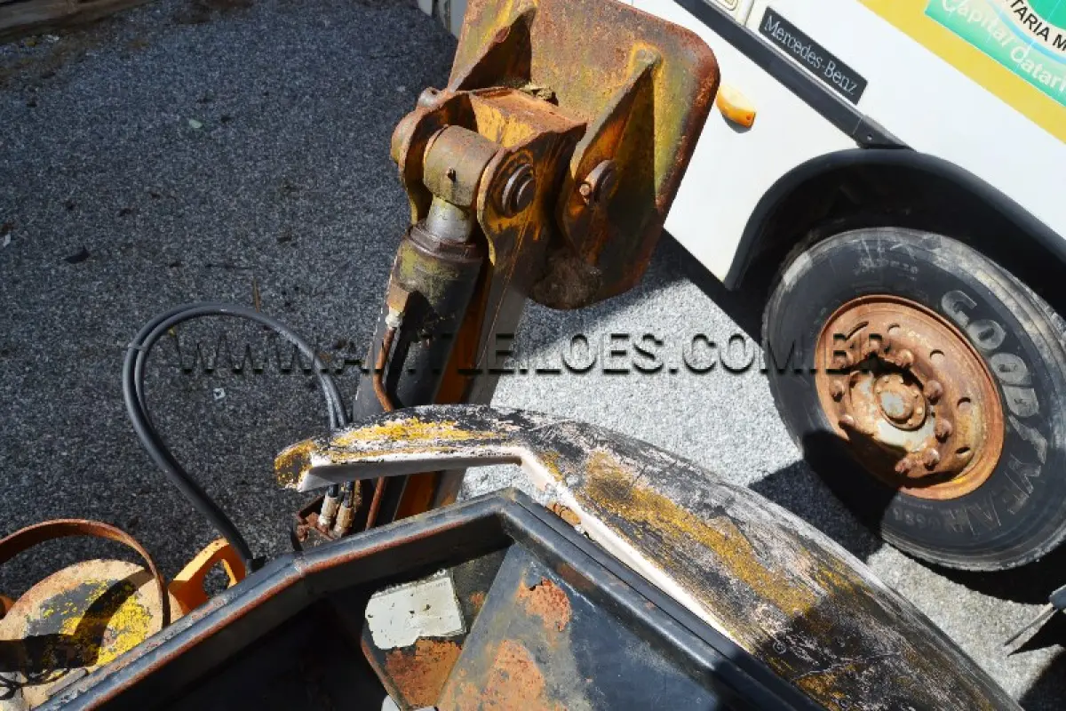 LOTE 010 - MARCA/MODELO: RETROESCAVADEIRA / JCB