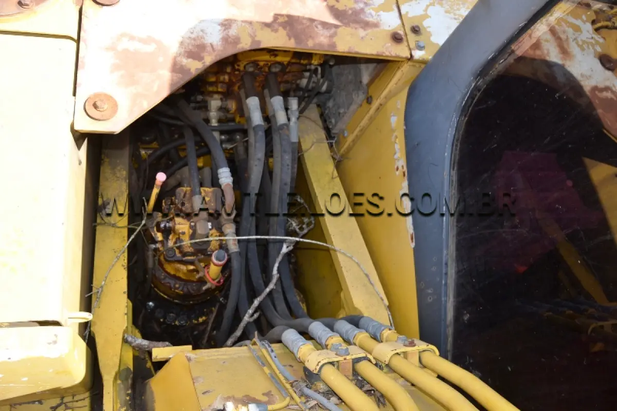 LOTE 008 - MARCA/MODELO: ESCAVADEIRA / KOMATSU - Ano: 2010