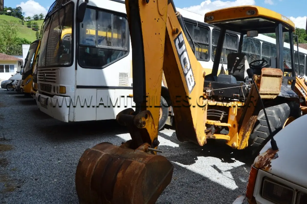 LOTE 010 - MARCA/MODELO: RETROESCAVADEIRA / JCB