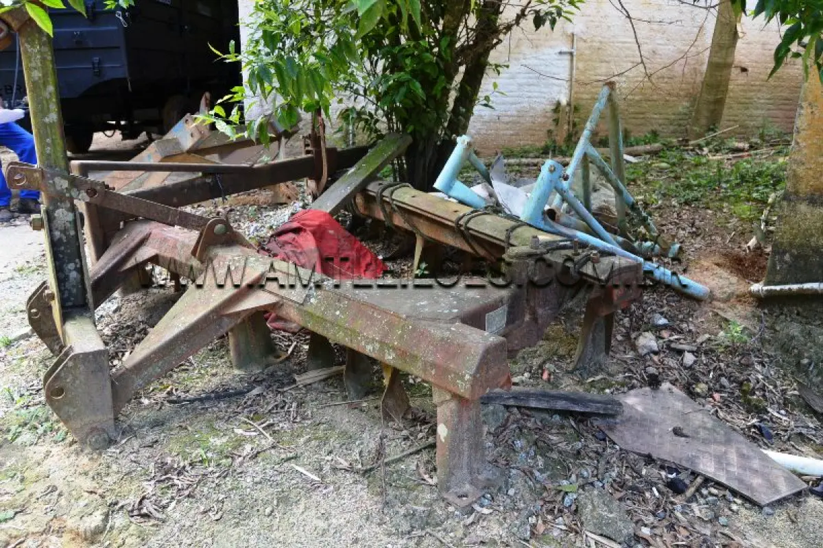LOTE 020 - SUCATA : Grade 24 discos de 20”)