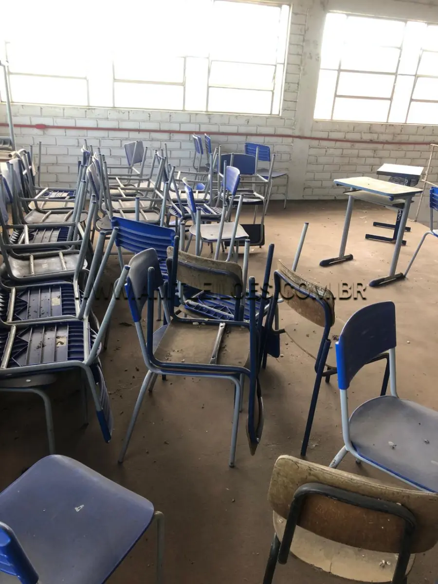 LOTE 001 - SUCATAS DE CLASSES E CADEIRAS ESCOLARES, BALCÃO, BEBEDOURO, ARQUIVO.