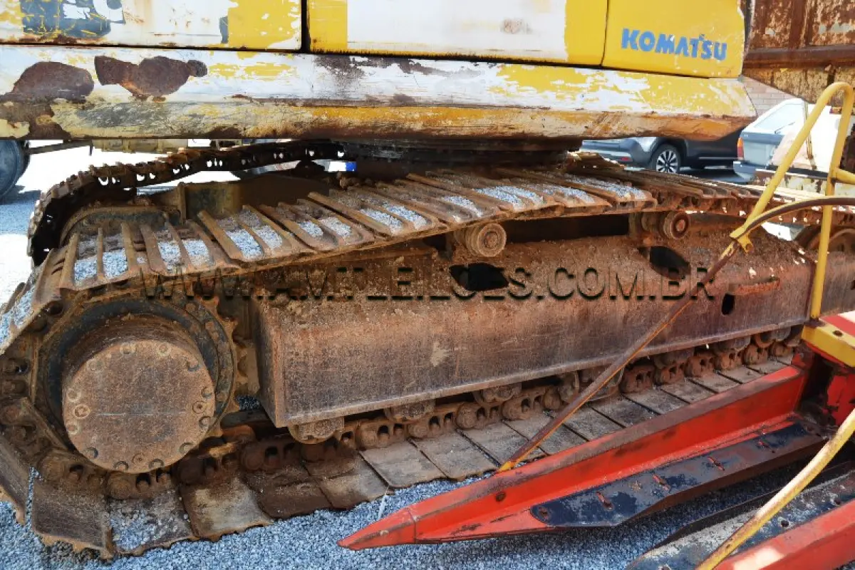 LOTE 008 - MARCA/MODELO: ESCAVADEIRA / KOMATSU - Ano: 2010