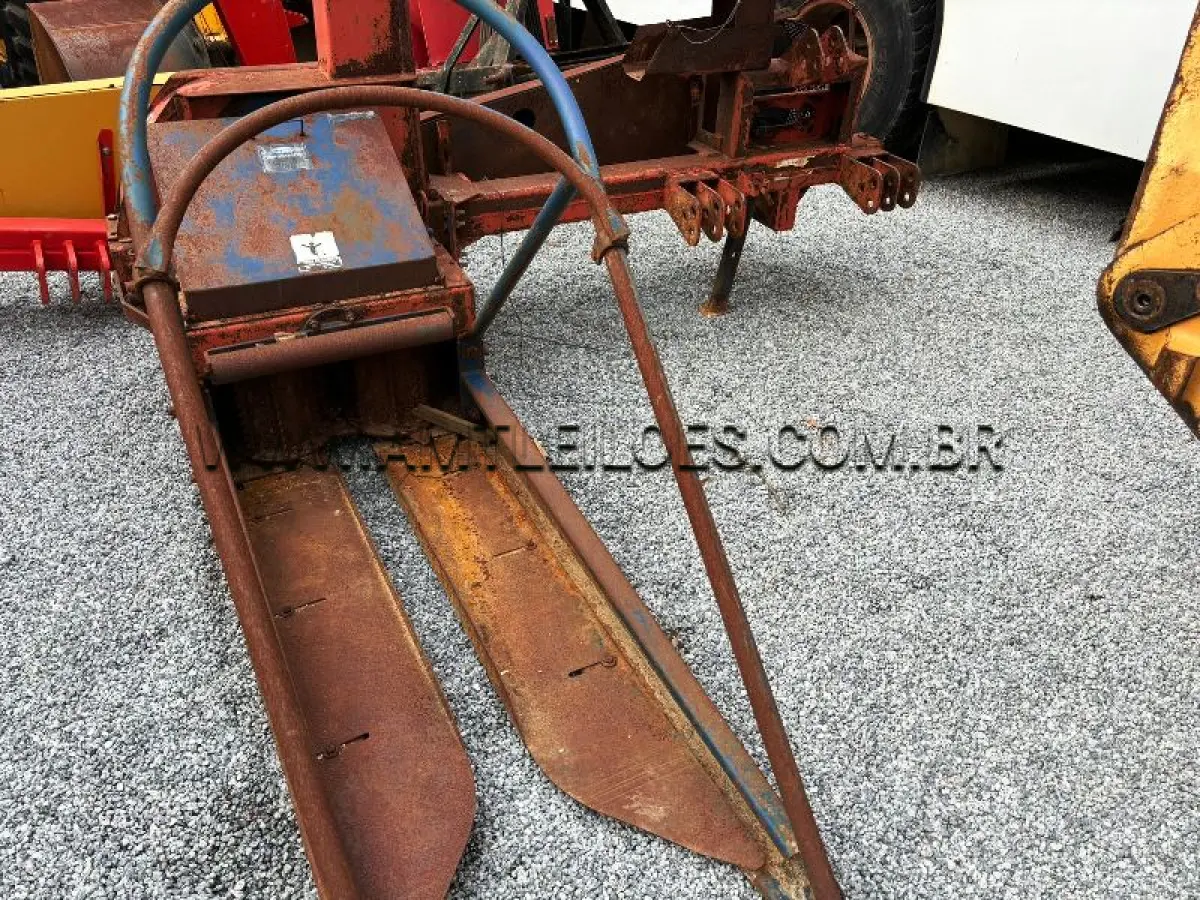 LOTE 017 - MARCA/MODELO: ENSILADEIRA COLHEDEIRA DE FORRAGEM COM 04 ROLOS,	 POTENCIA MÍNIMA PARA ACIONAMENTO MINIMO TDP 55CV