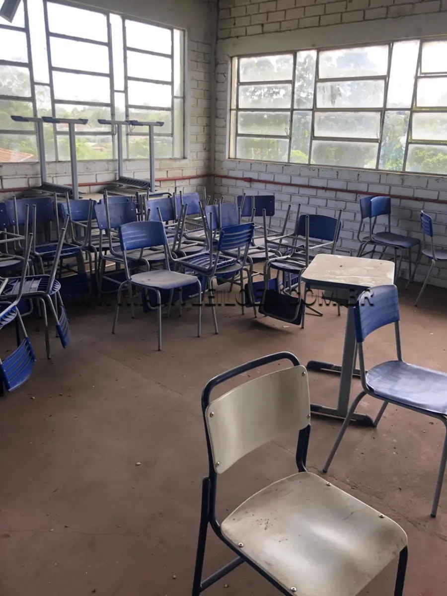 LOTE 001 - SUCATAS DE CLASSES E CADEIRAS ESCOLARES, BALCÃO, BEBEDOURO, ARQUIVO.