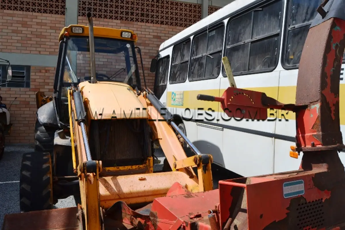 LOTE 010 - MARCA/MODELO: RETROESCAVADEIRA / JCB