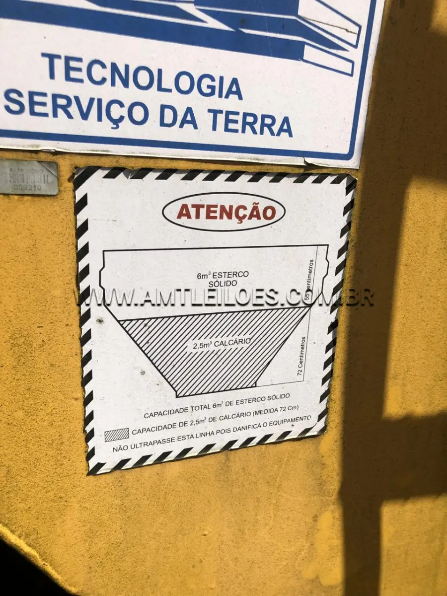 LOTE 006 - 01 DISTRIBUIDOR DE ADUBO ORGÂNICO SÓLIDO