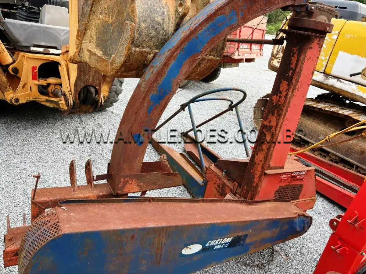 LOTE 017 - MARCA/MODELO: ENSILADEIRA COLHEDEIRA DE FORRAGEM COM 04 ROLOS,	 POTENCIA MÍNIMA PARA ACIONAMENTO MINIMO TDP 55CV