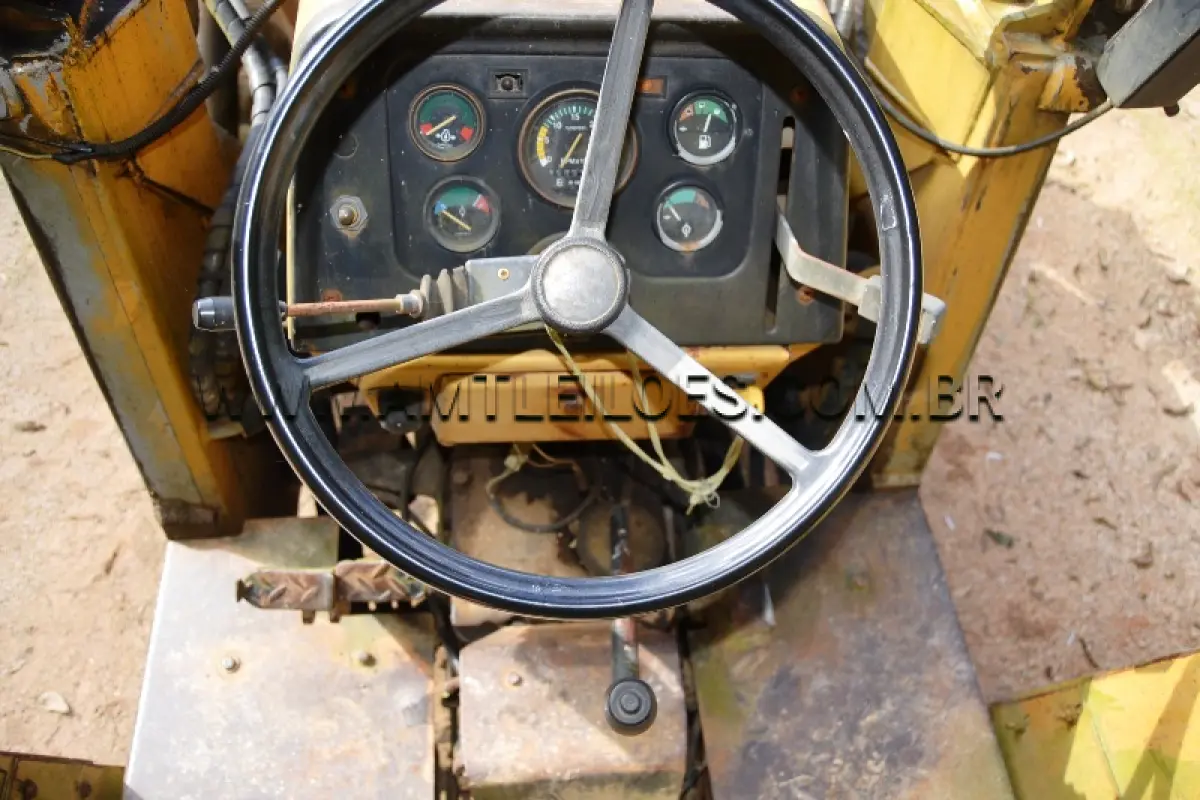 LOTE 009 - MARCA/MODELO: RETROESCAVADEIRA MASSEY FERGUSON / 86HS - Ano: 1990
