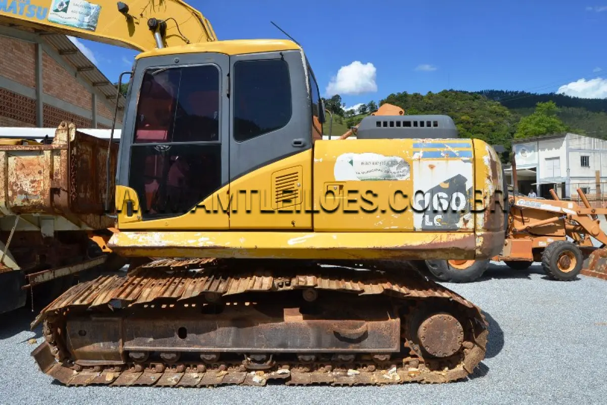 LOTE 008 - MARCA/MODELO: ESCAVADEIRA / KOMATSU - Ano: 2010