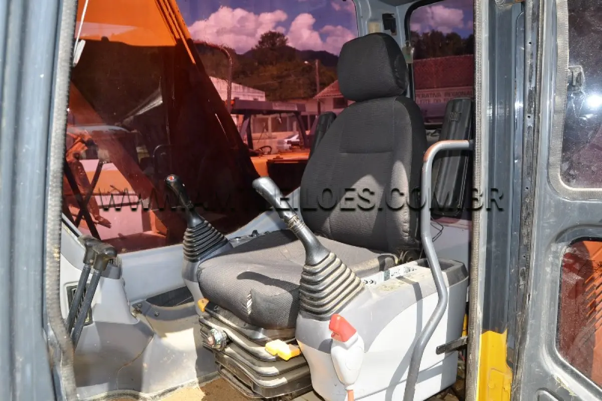LOTE 008 - MARCA/MODELO: ESCAVADEIRA / KOMATSU - Ano: 2010