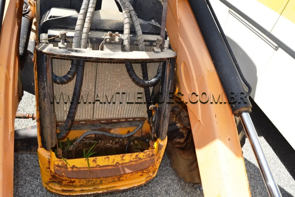 LOTE 010 - MARCA/MODELO: RETROESCAVADEIRA / JCB