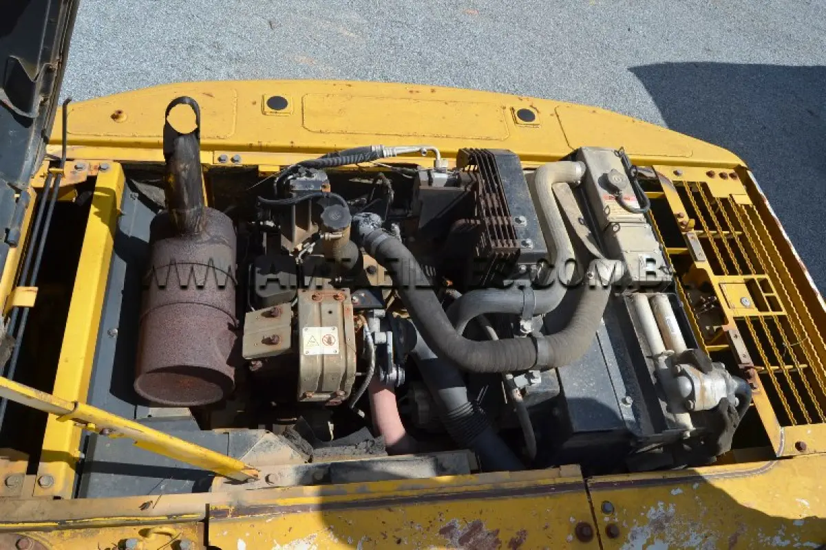 LOTE 008 - MARCA/MODELO: ESCAVADEIRA / KOMATSU - Ano: 2010