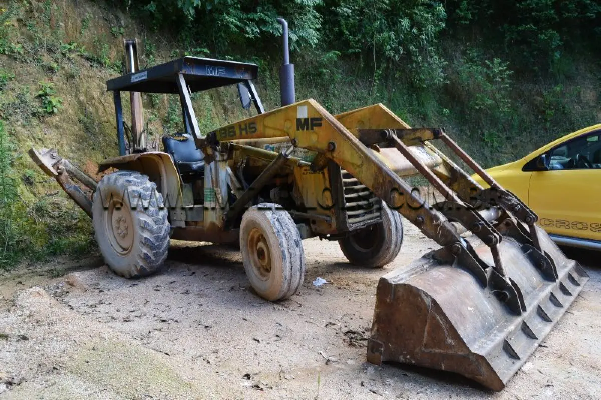 LOTE 009 - MARCA/MODELO: RETROESCAVADEIRA MASSEY FERGUSON / 86HS - Ano: 1990
