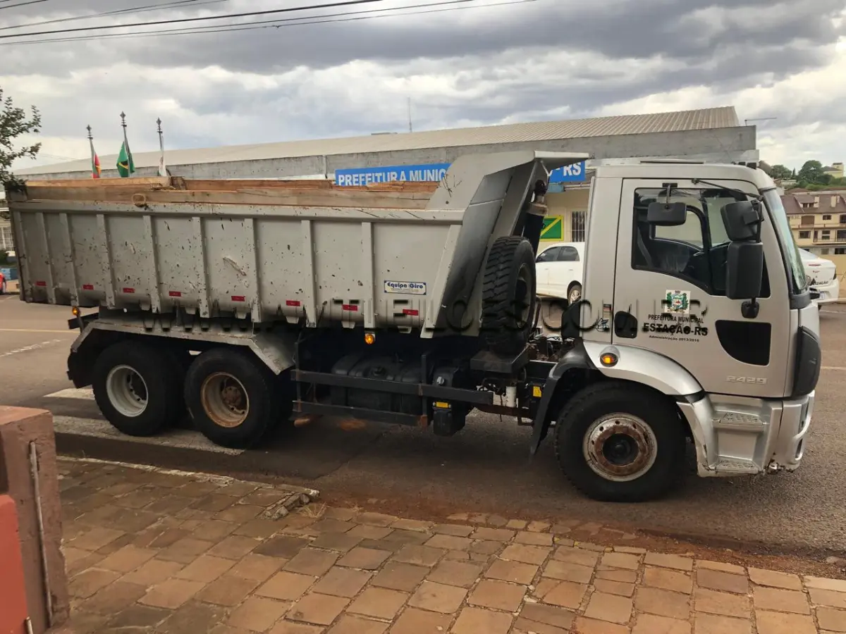 LOTE 012 - MARCA/MODELO: CAMINHÃO FORD/CARGO 2429, COM CAÇAMBA BASCULANTE Placa: IXB2D03, Ano/modelo: 2014/2015, Combustível: Diesel