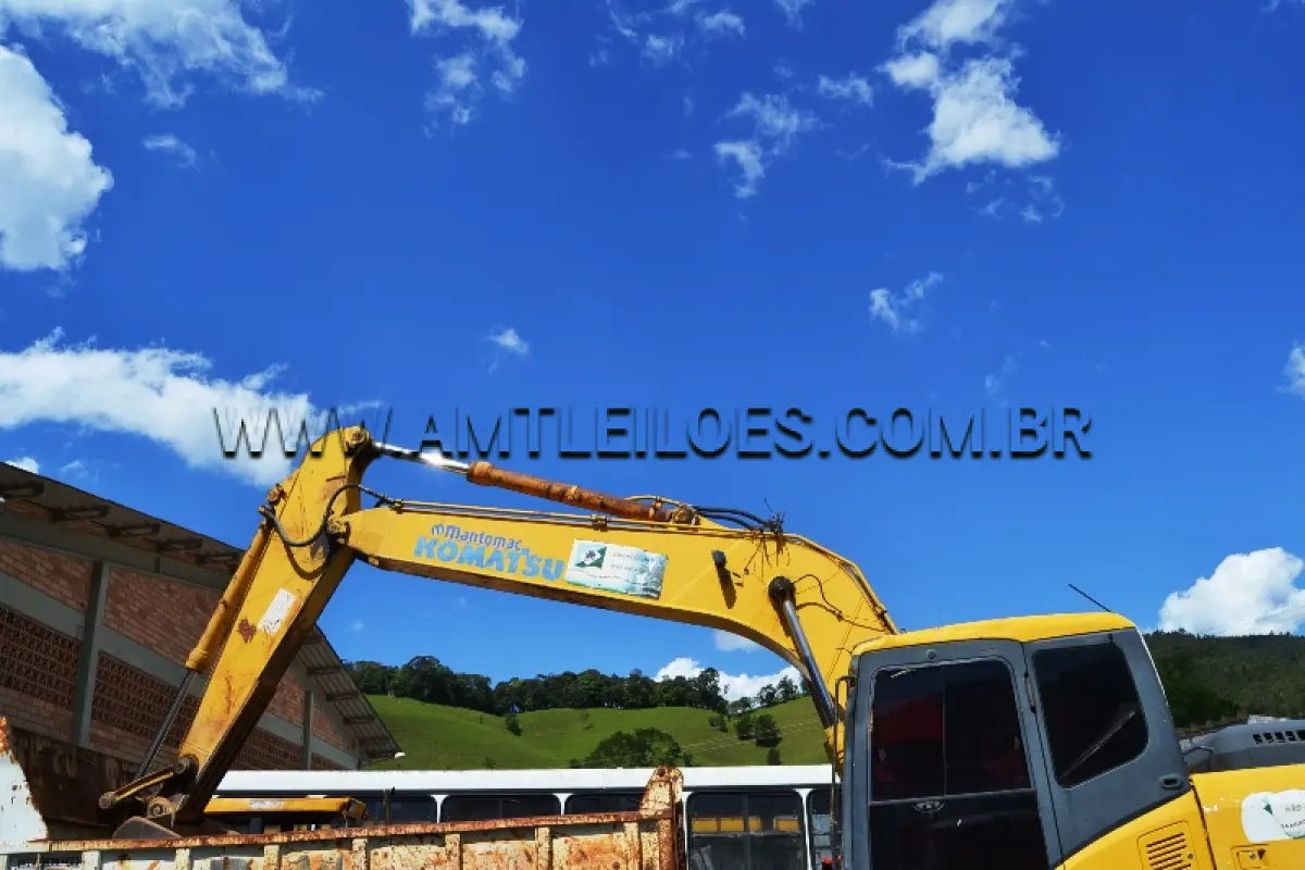 LOTE 008 - MARCA/MODELO: ESCAVADEIRA / KOMATSU - Ano: 2010