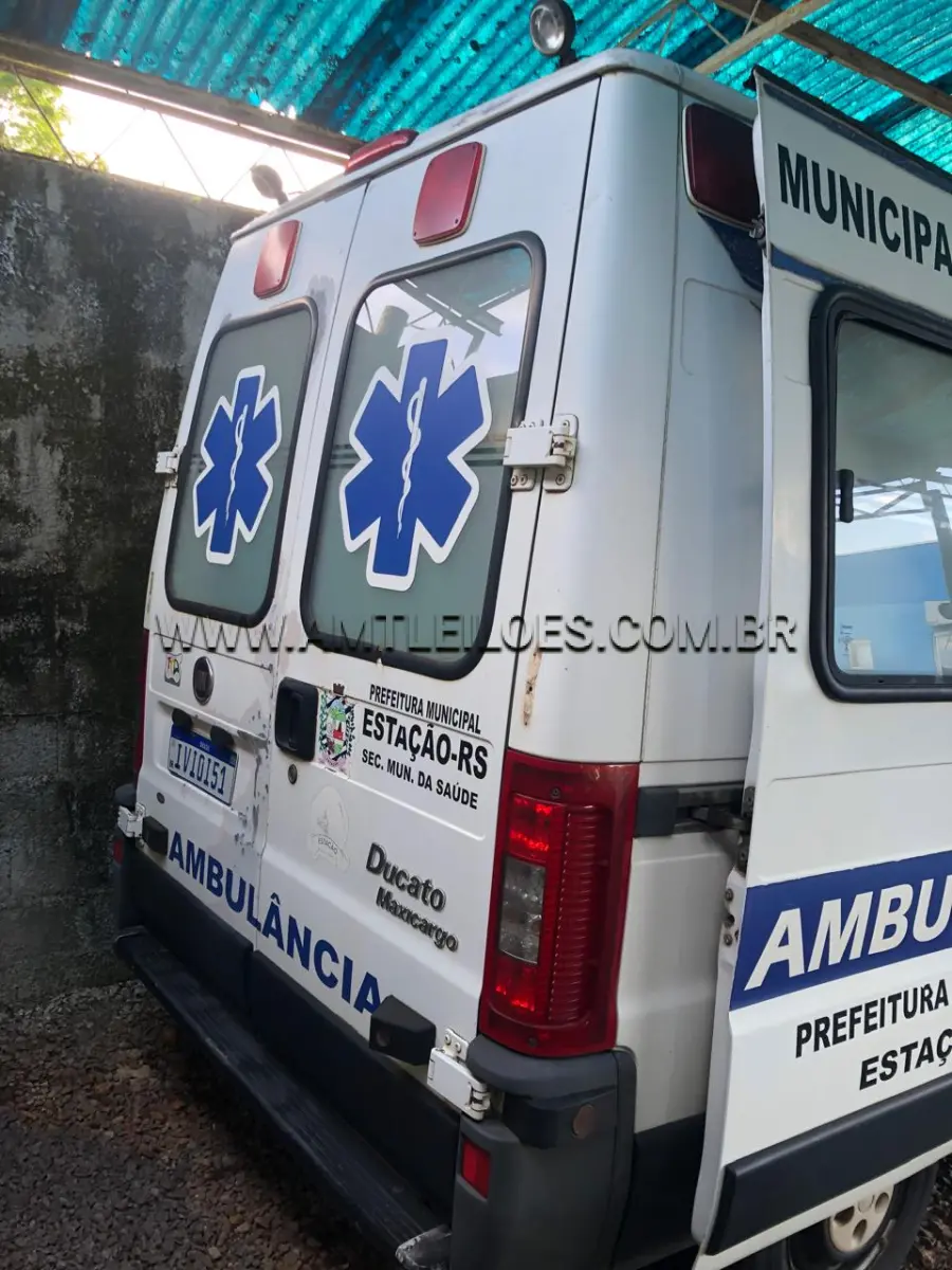 LOTE 010 - MARCA/MODELO: FIAT/DUCATO MC TCA AMBULÂNCIA Placa: IVI0I51, Ano/Modelo: 2014, Combustível: Diesel