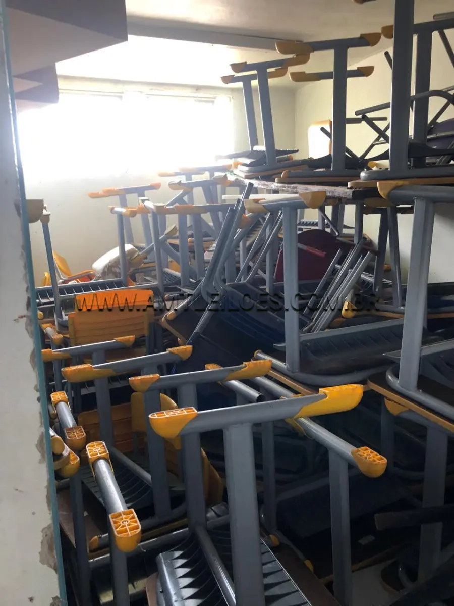LOTE 001 - SUCATAS DE CLASSES E CADEIRAS ESCOLARES, BALCÃO, BEBEDOURO, ARQUIVO.