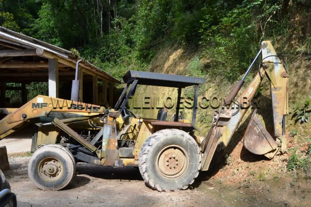 LOTE 009 - MARCA/MODELO: RETROESCAVADEIRA MASSEY FERGUSON / 86HS - Ano: 1990