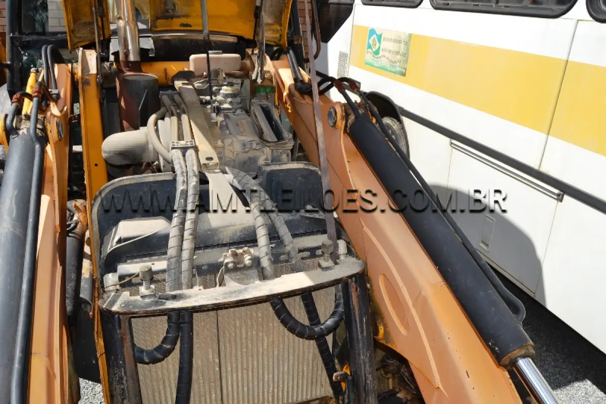 LOTE 010 - MARCA/MODELO: RETROESCAVADEIRA / JCB