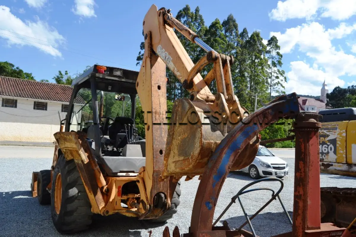 LOTE 021 - MARCA/MODELO: RETROESCAVADEIRA/ CASE - ANO/MODELO: 2007