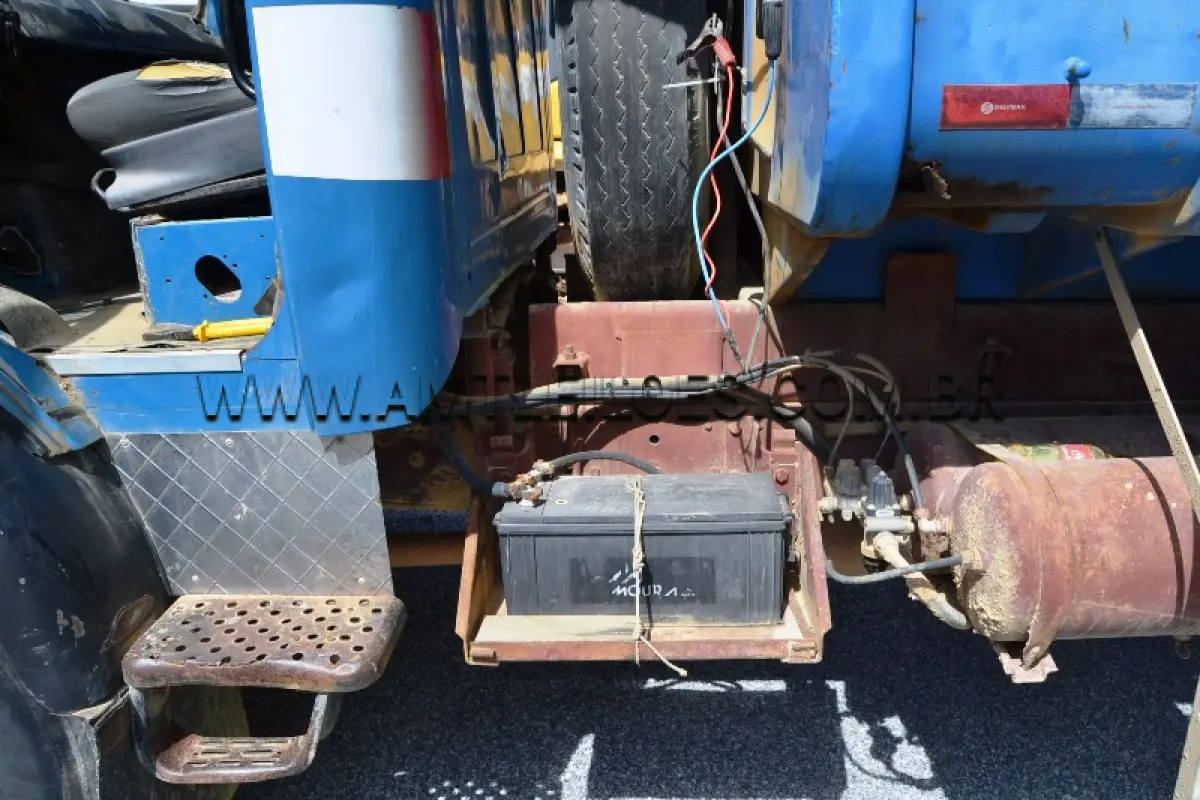 LOTE 022 - MARCA/MODELO: CAMINHÃO BASCULANTE MERCEDES  BENZ / 1113 - ANO / MODELO: 1984