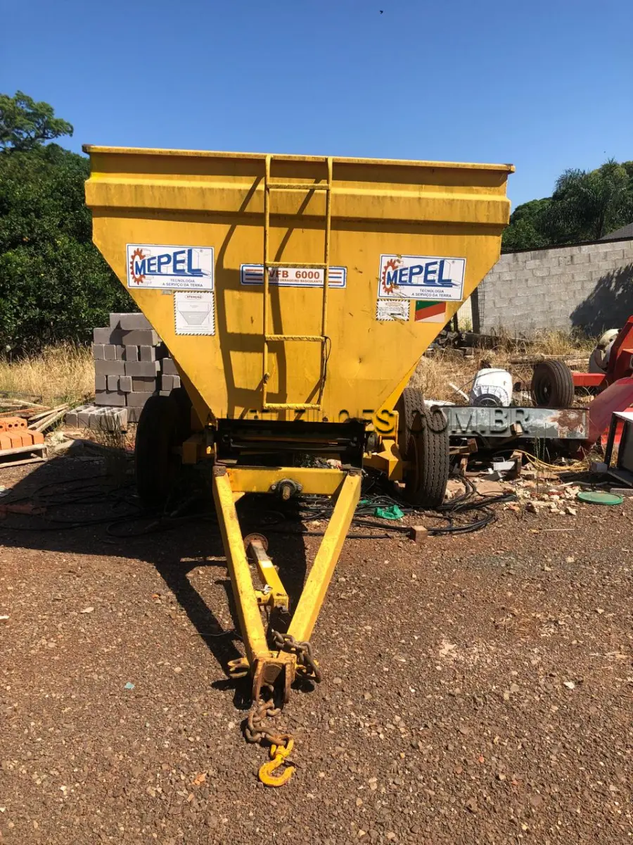 LOTE 006 - 01 DISTRIBUIDOR DE ADUBO ORGÂNICO SÓLIDO