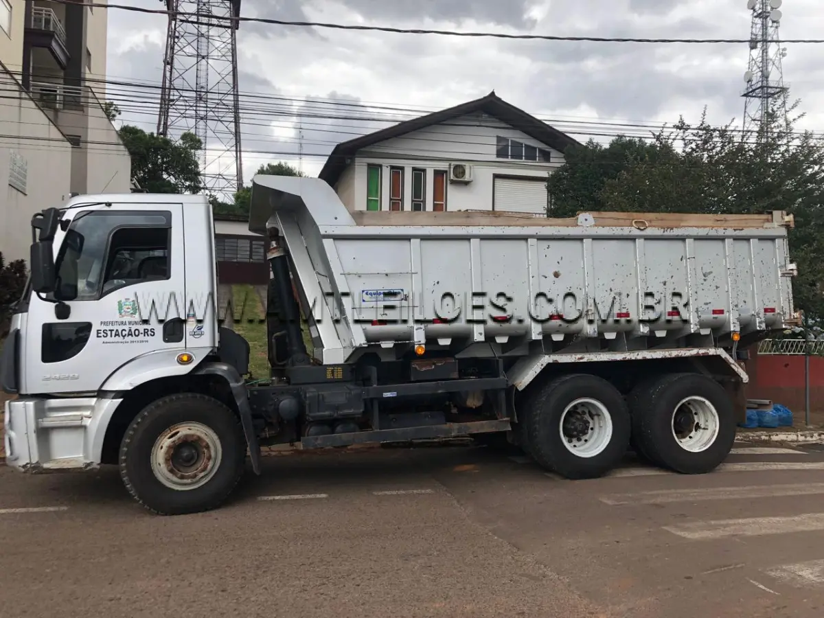 LOTE 012 - MARCA/MODELO: CAMINHÃO FORD/CARGO 2429, COM CAÇAMBA BASCULANTE Placa: IXB2D03, Ano/modelo: 2014/2015, Combustível: Diesel