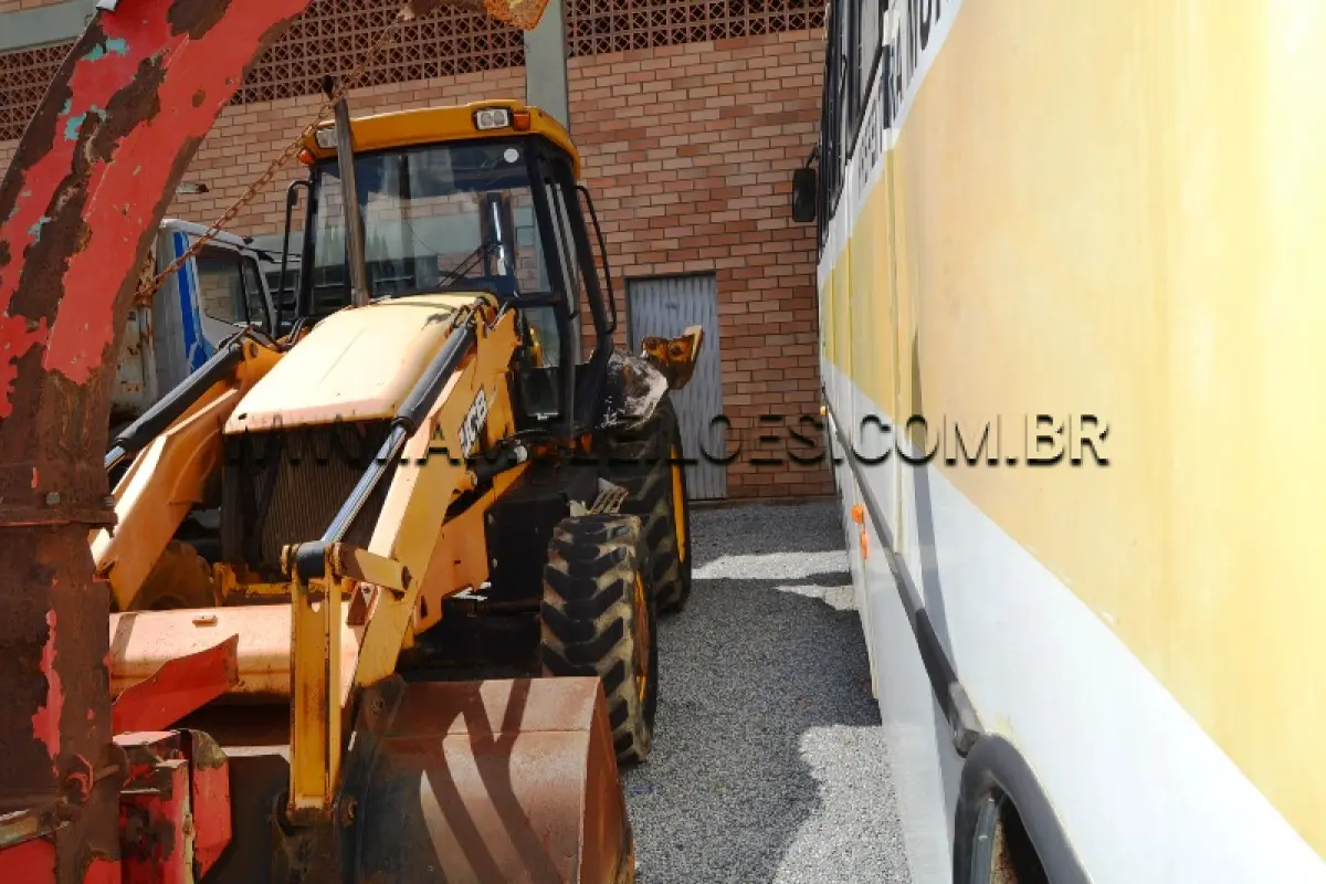 LOTE 010 - MARCA/MODELO: RETROESCAVADEIRA / JCB