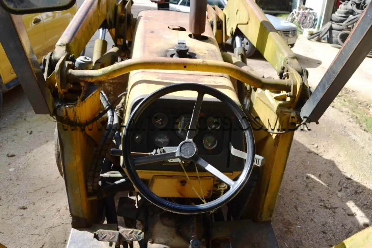 LOTE 009 - MARCA/MODELO: RETROESCAVADEIRA MASSEY FERGUSON / 86HS - Ano: 1990
