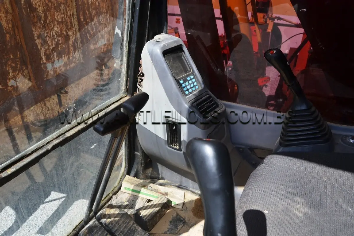 LOTE 008 - MARCA/MODELO: ESCAVADEIRA / KOMATSU - Ano: 2010