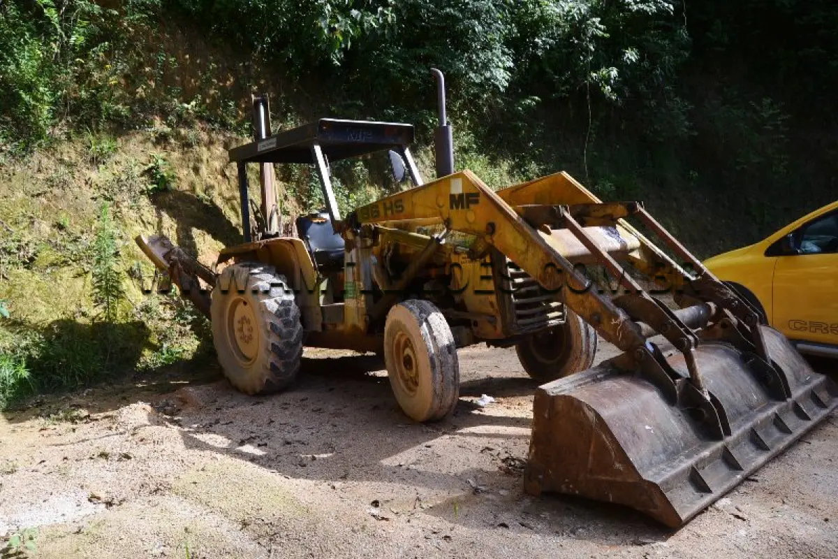 LOTE 009 - MARCA/MODELO: RETROESCAVADEIRA MASSEY FERGUSON / 86HS - Ano: 1990