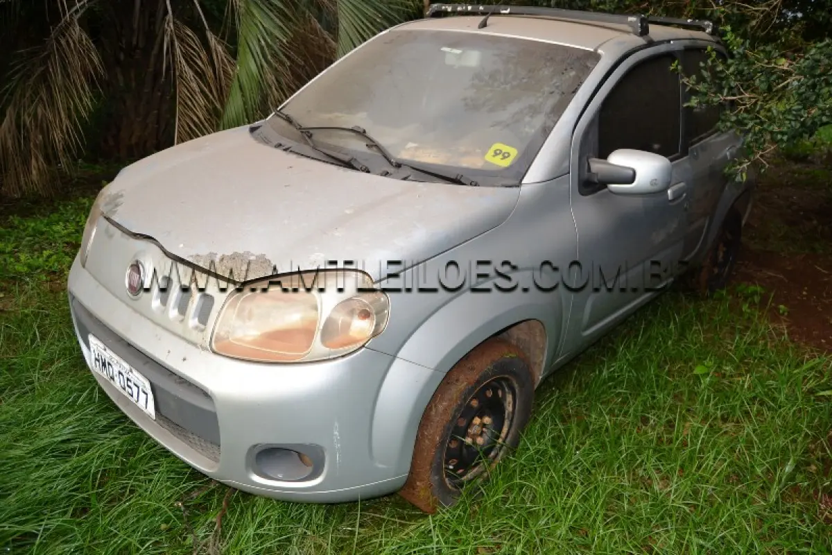 LOTE 004 - Marca: FIAT / Modelo: UNO VIVACE 1.0, Placa: HMQ0577, Ano/Modelo: 2012, atingido pela enchente.
