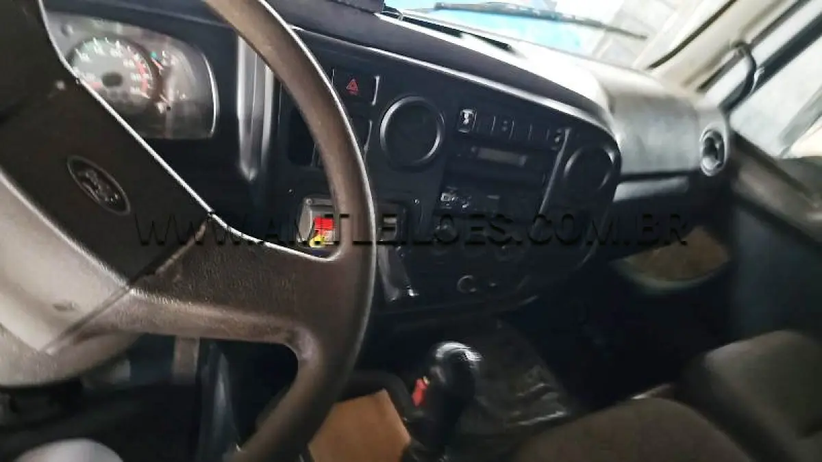 LOTE 014 - MARCA/MODELO: FORD/ CARGO 2423,  PLACA: MKC6985, COR: PRATA, ANO FABRICAÇÃO 2012, ANO MODELO: 2013, CHASSI: 9BFYEAKD8DBS16057, RENAVAM:  00486512843