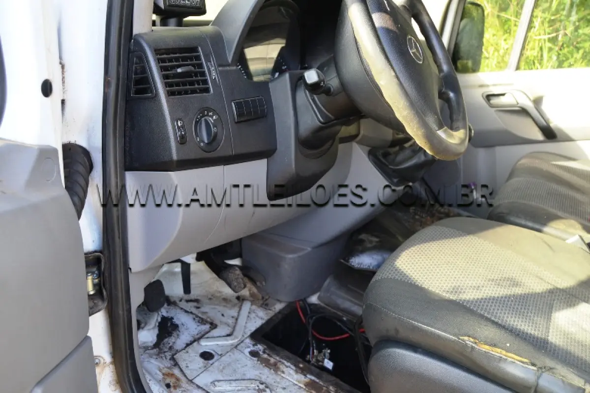 LOTE 019 - I/M. BENZ 515 CDI SPRINTERM, PLACA: IVB5347, ANO/MODELO: 2013/2014, OBS: MOTOR ESTÁ DESMONTADO DENTRO DO VEÍCULO.