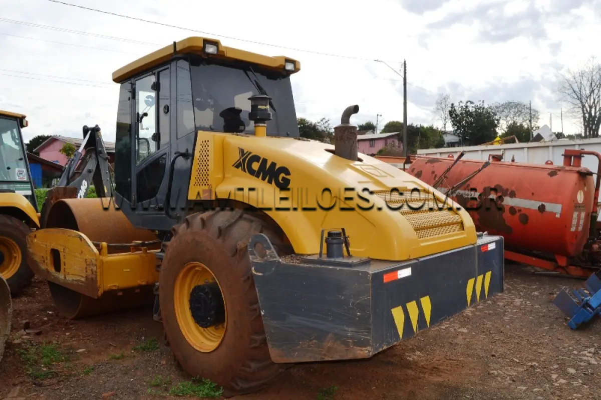 LOTE 005 - MARCA/MODELO: ROLO COMPACTADOR VIBRATÓRIO DE CILINDRO / XCMG, COR: AMARELO, ANO/MODELO: 2023