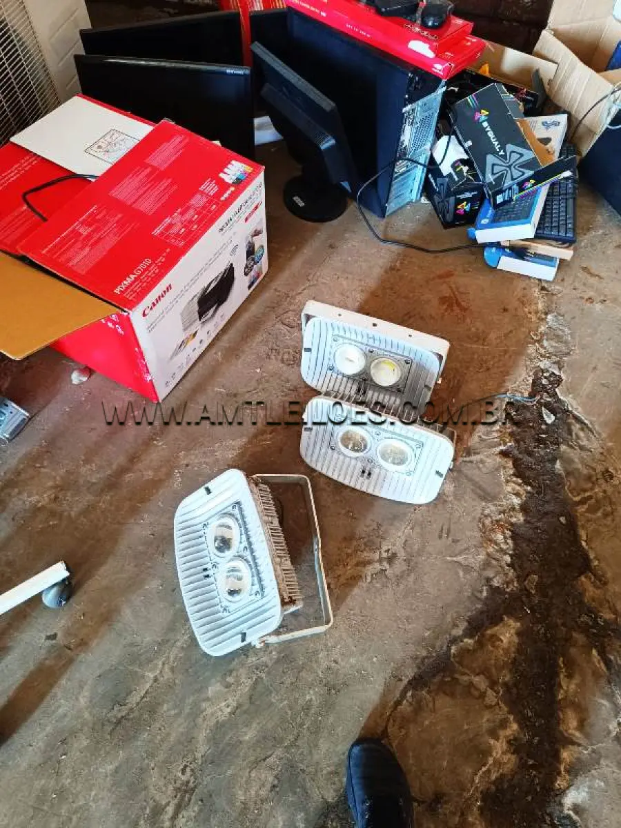 LOTE 001 - LOTE COMPOSTO DE MOBILIÁRIO EM GERAL; ELETRÔNICOS; CORTINAS E SUCATAS