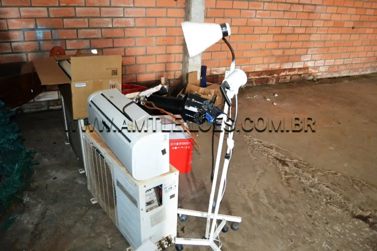 LOTE 001 - LOTE COMPOSTO DE MOBILIÁRIO EM GERAL; ELETRÔNICOS; CORTINAS E SUCATAS