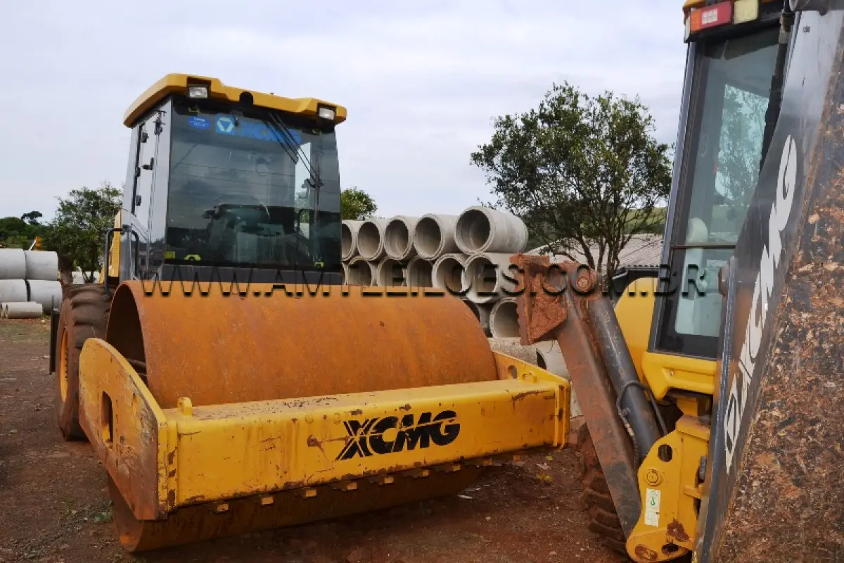 LOTE 005 - MARCA/MODELO: ROLO COMPACTADOR VIBRATÓRIO DE CILINDRO / XCMG, COR: AMARELO, ANO/MODELO: 2023
