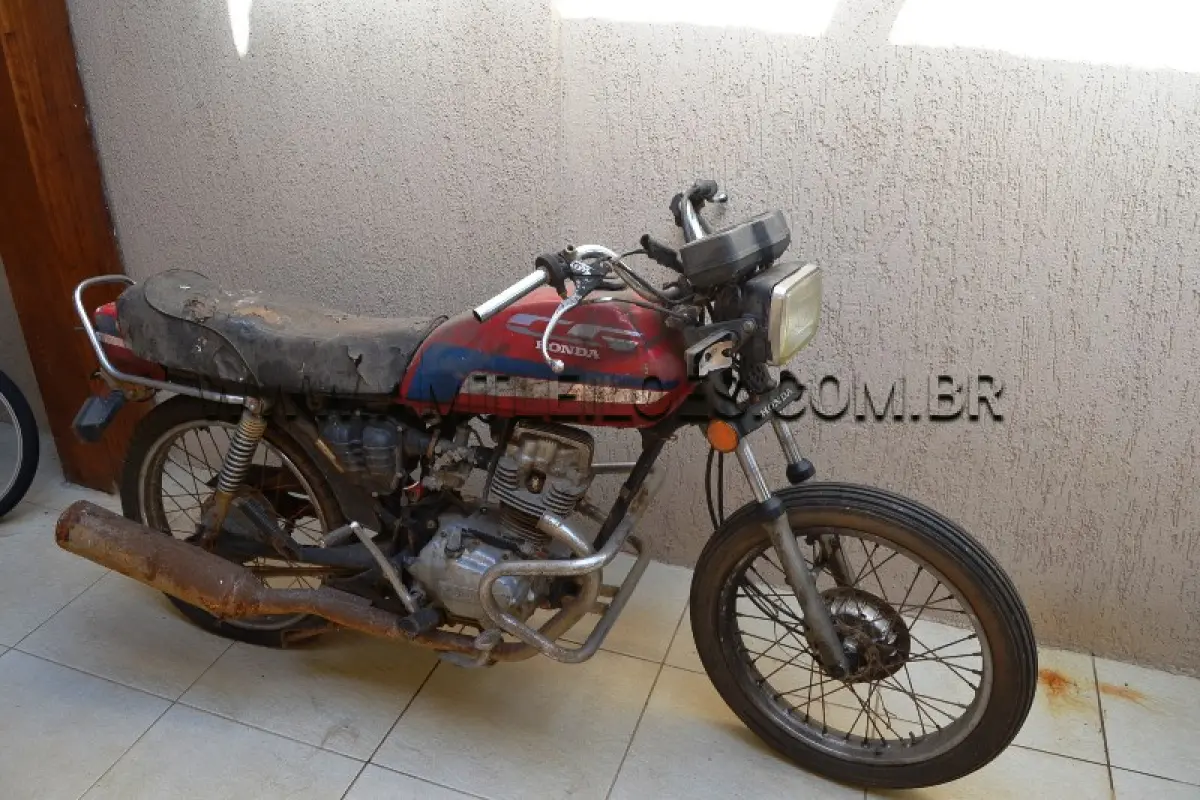 LOTE 007 - SUCATA: Marca: HONDA /  Modelo: CG 125 , Placa: IDM9799, Ano/Modelo: 1985, atingido pela enchente. NÃO RETIRADO "ABANDONADO".