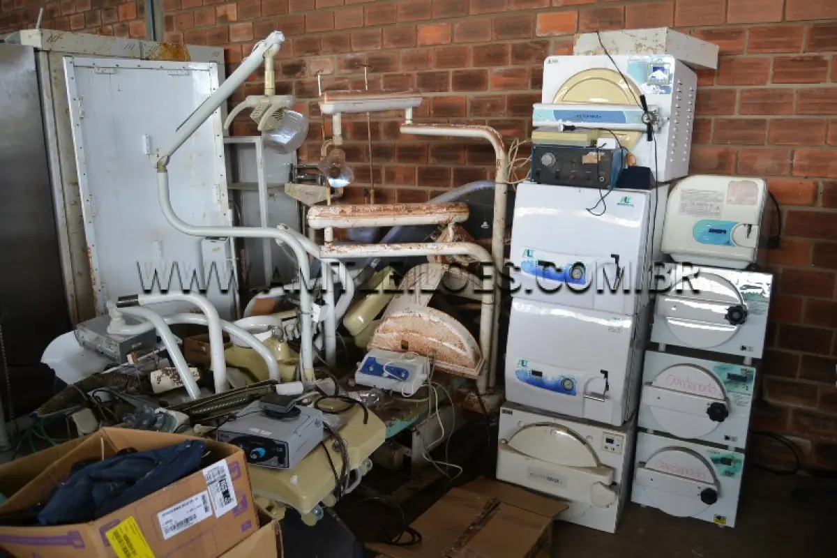 LOTE 030 - LOTE COMPOSTO DE 30 UN. COM OS SEGUINTES EQUIPAMENTOS PARA AREA DA SAÚDE: CADEIRA ODONTOLÓGICA, AUTO-CLAVE, BISTURI ELÉTRICO, NEGATOSCÓPIO, CÂMARA DE CONSERVAÇÃO, COMPRESSORAS E BALANÇAS.