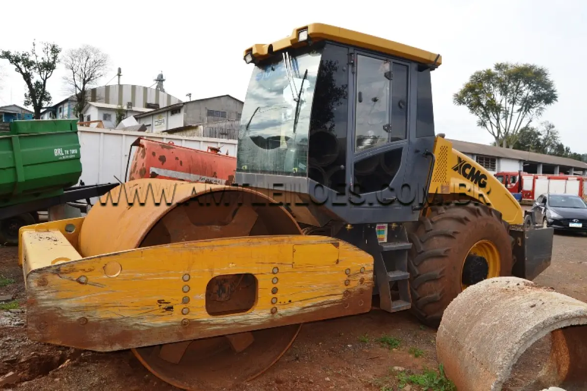 LOTE 005 - MARCA/MODELO: ROLO COMPACTADOR VIBRATÓRIO DE CILINDRO / XCMG, COR: AMARELO, ANO/MODELO: 2023