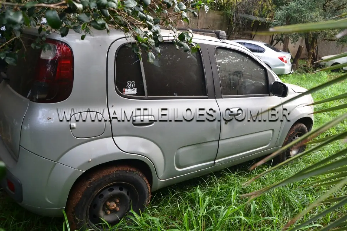LOTE 004 - Marca: FIAT / Modelo: UNO VIVACE 1.0, Placa: HMQ0577, Ano/Modelo: 2012, atingido pela enchente.