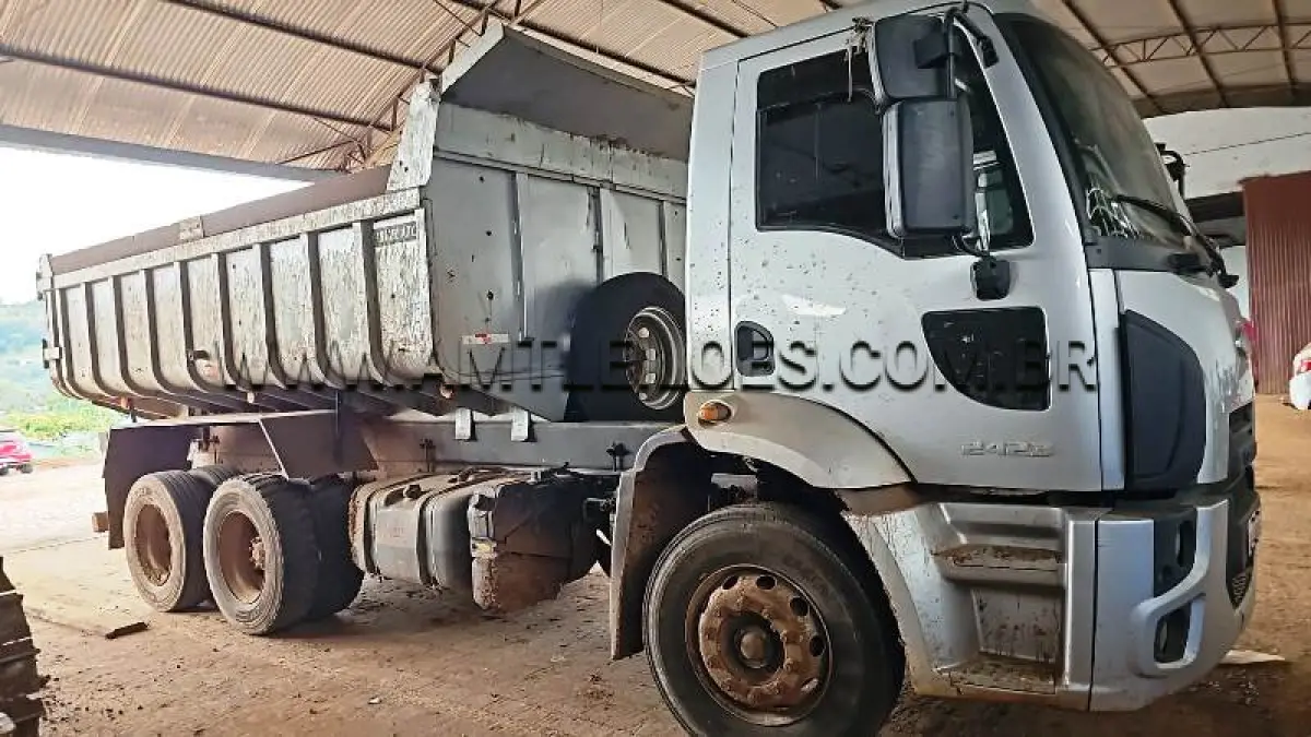 LOTE 014 - MARCA/MODELO: FORD/ CARGO 2423,  PLACA: MKC6985, COR: PRATA, ANO FABRICAÇÃO 2012, ANO MODELO: 2013, CHASSI: 9BFYEAKD8DBS16057, RENAVAM:  00486512843